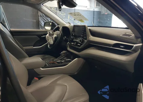 2021 Toyota Highlander Xle z USA, uszkodzony, nr VIN 5TDHZRBH1MS106203